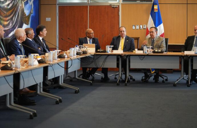 Valdez Albizu, Magín Díaz y Alejandro Fernández se reúnen con los presidentes del sector financiero para pasar revista a la economía nacional
