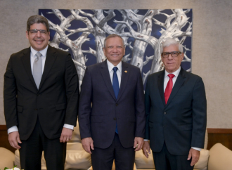 Leonardo Aguilera y ejecutivos de la Asociación Cibao conversan sobre colaboración interinstitucional