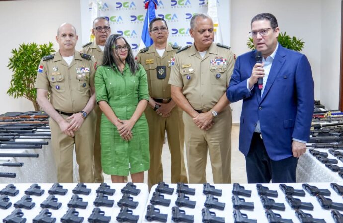 DGA dona generador eléctrico y pertrechos militares al Ministerio de Defensa