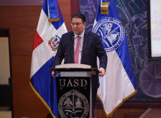 Director de Aduanas expone sobre la logística como nuevo eje económico ante estudiantes de la UASD