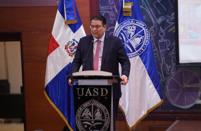 Director de Aduanas expone sobre la logística como nuevo eje económico ante estudiantes de la UASD