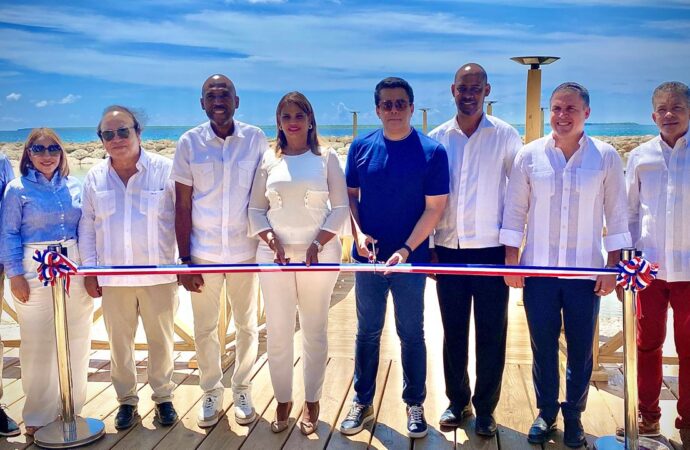 Collado entrega modernizado muelle en Caleta, La Romana