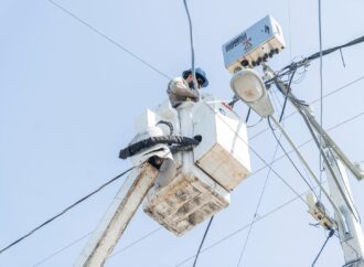 Edesur fortalece el servicio con la instalación de un nuevo sistema de control en más de catorce sectores prepago