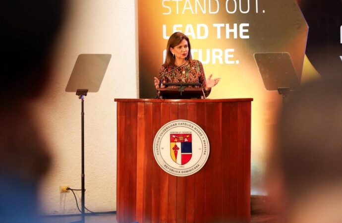 Raquel Peña llama a la juventud a innovar y transformar el país durante la PUCMM Business Week 2025