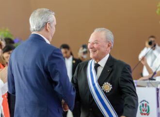 Gobierno condecora a Frank Rainieri por su aporte al desarrollo turístico