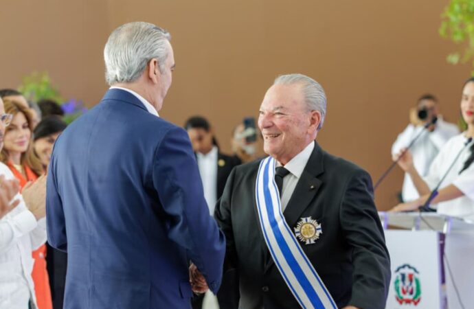 Gobierno condecora a Frank Rainieri por su aporte al desarrollo turístico
