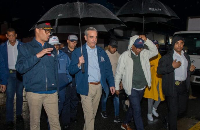 Presidente Luis Abinader supervisa kit de alimentos que se están entregado a la población vulnerable ante el paso de la tormenta Melissa