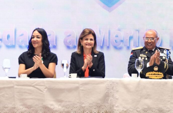 Raquel Peña encabeza acto de imposición de la Medalla al Mérito Policial 2025