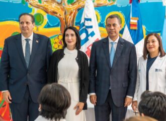 Primera dama Raquel Arbaje impulsa donación de Indotel para el Oncopediátrico Uniendo Voluntades