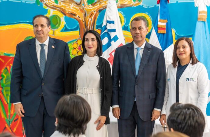 Primera dama Raquel Arbaje impulsa donación de Indotel para el Oncopediátrico Uniendo Voluntades