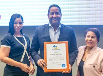 Presidente del CONADIS, Benny Metz, recibe reconocimiento de la Fundación Gissell Eusebio