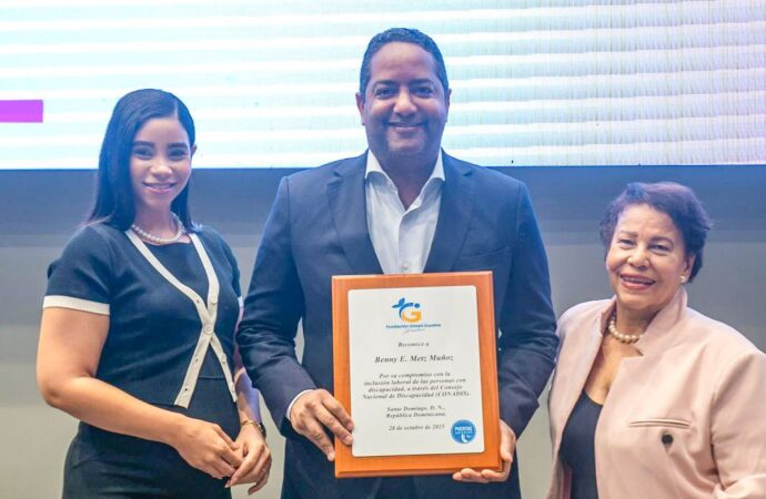 Presidente del CONADIS, Benny Metz, recibe reconocimiento de la Fundación Gissell Eusebio