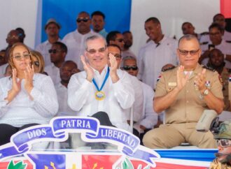 Presidente Abinader encabeza desfile estudiantil, cívico-militar y policial por el 181.° aniversario de la Constitución dominicana