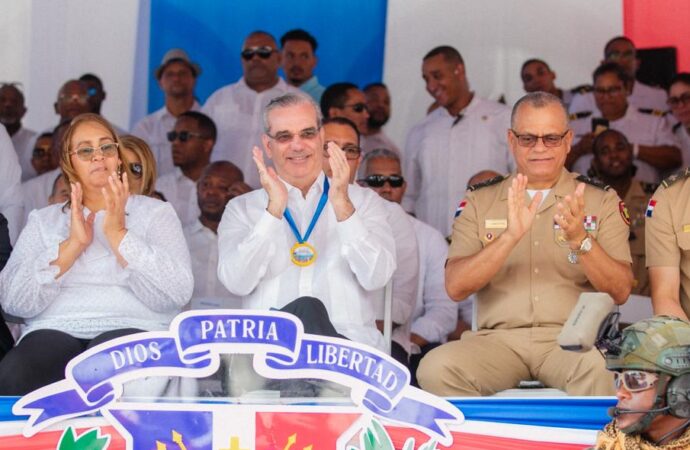 Presidente Abinader encabeza desfile estudiantil, cívico-militar y policial por el 181.° aniversario de la Constitución dominicana