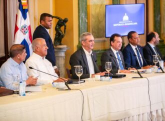 El presidente Abinader impulsa acciones para garantizar abastecimiento y estabilidad de precios durante la temporada navideña en todo el país