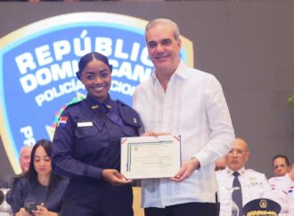 Presidente Abinader juramenta 2,421 nuevos agentes, con ello suman 6,500 policías formados en el marco de la Reforma Policial