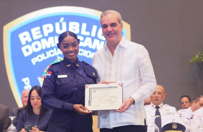 Presidente Abinader juramenta 2,421 nuevos agentes, con ello suman 6,500 policías formados en el marco de la Reforma Policial