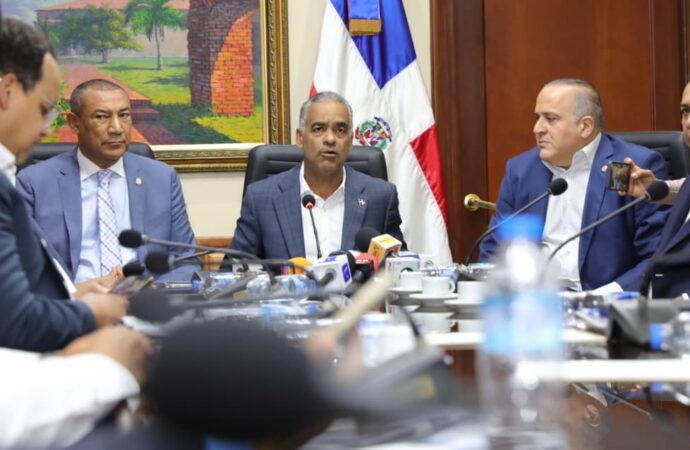 Ministro Joel Santos resalta importancia de actualizar la Ley General de Electricidad