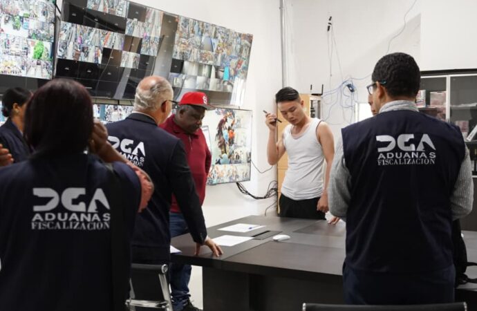 Aduanas interviene dos tiendas del sector asiático en Azua