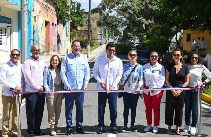 Ministro David Collado entrega 11 calles reconstruidas en Ciudad Colonial