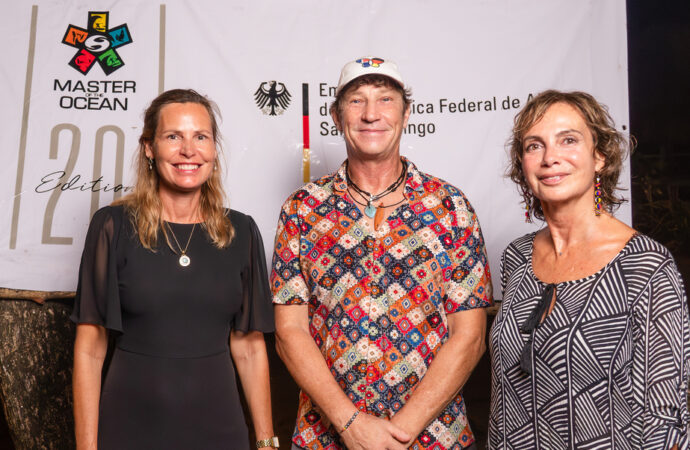 Embajadora Maike Friedrichsen agasaja a atletas de Master of the Ocean con un cóctel en Natura Cabana