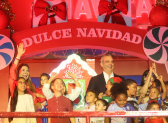 Presidente Luis Abinader inaugura Villa Navidad junto a Carolina Mejía y a Leonardo Aguilera, presidente de Banreservas