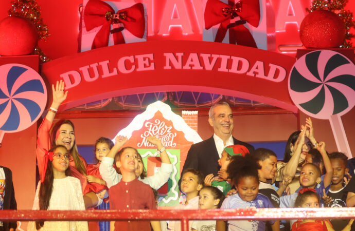Presidente Luis Abinader inaugura Villa Navidad junto a Carolina Mejía y a Leonardo Aguilera, presidente de Banreservas