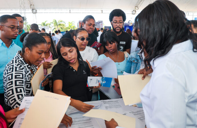 Departamento Aeroportuario recibe solicitudes de jóvenes en cuarta feria de empleo del sector aeronáutico