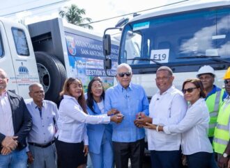Ministro Bautista destaca rol de servidores públicos y entrega camiones compactadores y cheque para obra comunitaria en Santo Domingo Este