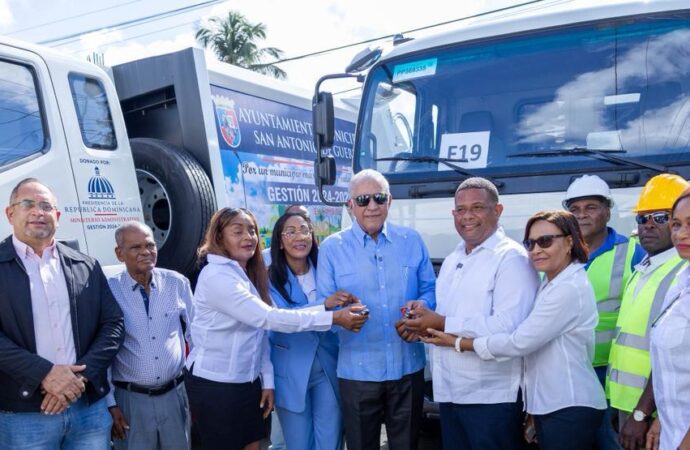 Ministro Bautista destaca rol de servidores públicos y entrega camiones compactadores y cheque para obra comunitaria en Santo Domingo Este