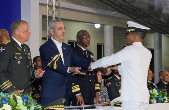 Presidente Abinader encabeza graduación de 26 Damas y Caballeros Guardamarinas
