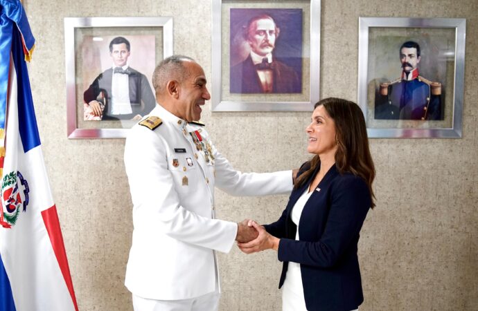 Embajadora de Estados Unidos, Leah Campos, se reúne con el presidente de la DNCD, vicealmirante José Manuel Cabrera Ulloa