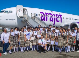 Arajet impulsa el interés por la aviación con una nueva edición de “Piloto por un Día” junto a niños del Instituto Ángeles Custodios