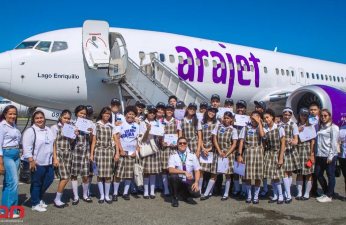 Arajet impulsa el interés por la aviación con una nueva edición de “Piloto por un Día” junto a niños del Instituto Ángeles Custodios