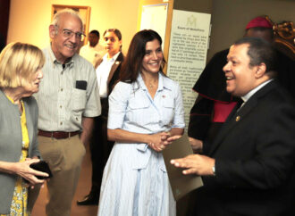 Embajadora de EE. UU.  Leah Campos en RD recorre la Basílica de Higüey y el Museo de la Altagracia