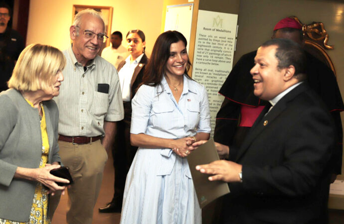 Embajadora de EE. UU. Leah Campos en RD recorre la Basílica de Higüey y el Museo de la Altagracia