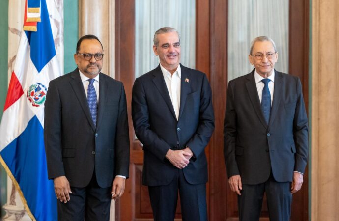 Presidente Abinader juramenta a Antoliano Peralta como ministro de Justicia y a Jorge Subero Isa como consultor jurídico