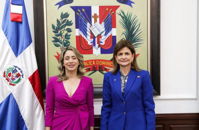 Raquel Peña posesiona a Gloria Reyes en el Ministerio de la Mujer