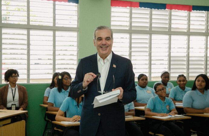 Presidente Luis Abinader da seguimiento a la docencia de Educación Moral, Cívica y Ética Ciudadana