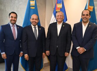 Aguilera juramenta a Luis Valdez como nuevo vicepresidente ejecutivo de Seguros Reservas