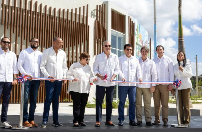 Presidente Luis Abinader y Ministro de Turismo, David Collado inauguran la Plaza Multiuso Seibana para impulsar el turismo y la cultura