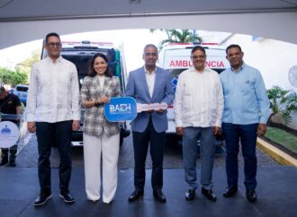 Gobierno entrega dos ambulancias para fortalecer el acceso a la salud en Barahona y Montecristi
