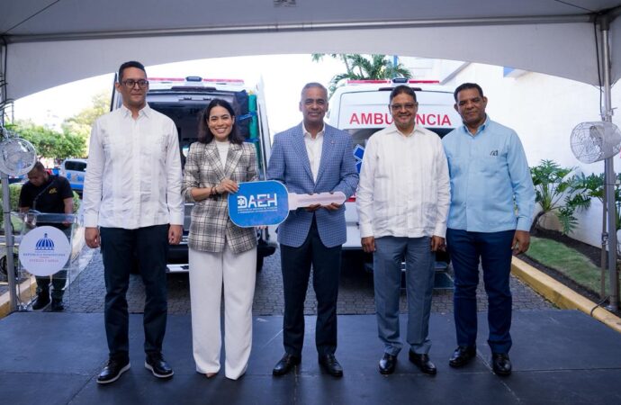 Gobierno entrega dos ambulancias para fortalecer el acceso a la salud en Barahona y Montecristi