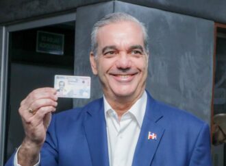 Presidente Abinader y primera dama reciben la primera cédula de identidad y electoral emitida por la JCE