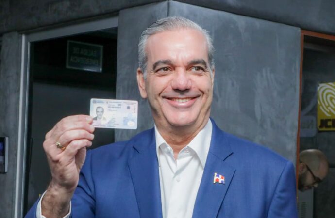 Presidente Abinader y primera dama reciben la primera cédula de identidad y electoral emitida por la JCE