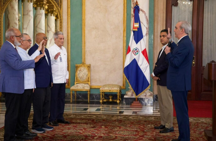 Presidente Abinader juramenta comisión de veeduría para supervisar obras deportivas financiadas con recursos recuperados de la corrupción