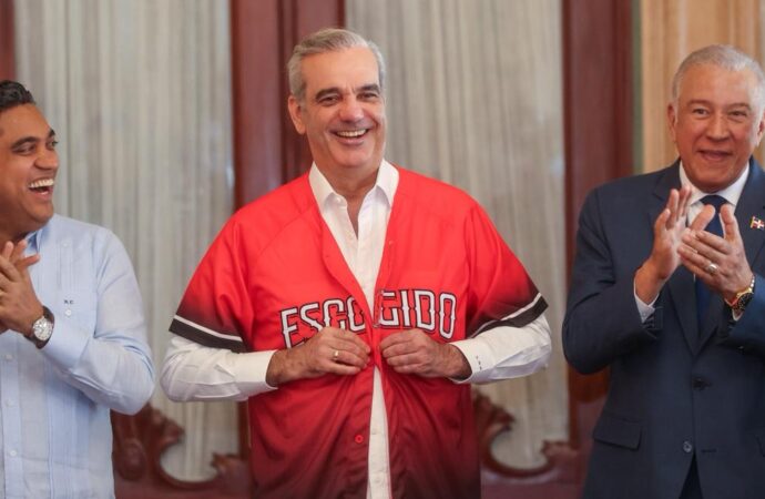 Presidente Abinader entrega la bandera dominicana a los Leones del Escogido para la Serie del Caribe 2026