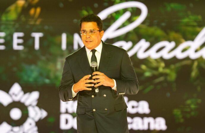 Ministro Collado promueve RD ante 700 turoperadores y agentes europeos en España