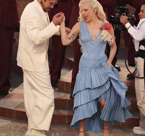 Diseñador dominicano Luar vistió a Lady Gaga durante el espectáculo con Bad Bunny en el medio tiempo del Super Bowl LX