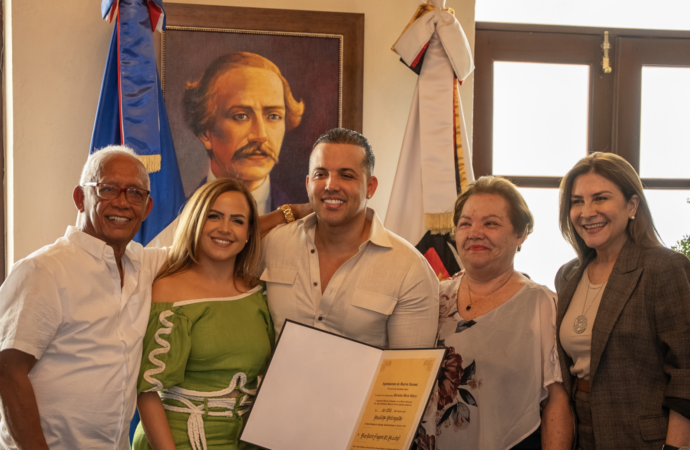 Alcaldesa Carolina Mejía reconoce a El Blachy como Munícipe Distinguido de Santo Domingo